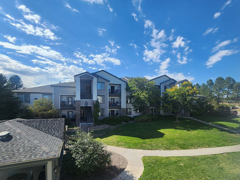 Apartment Building Courtyard | Elevate at Red Rocks